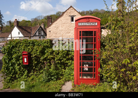 UK Gloucestershire Forest of Dean Wye Valley Brockweir Dorf rote Telefonzelle Stockfoto