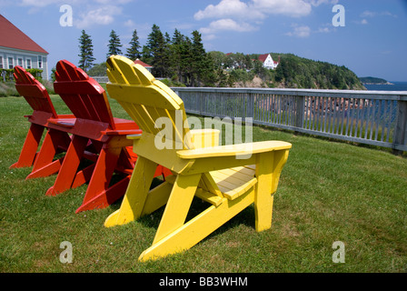 Kanada, Nova Scotia, Cape Breton Island, Cabot Trail, Ingonish. Keltic Lodge Stühle mit Blick auf Südbucht Ingonish. Stockfoto