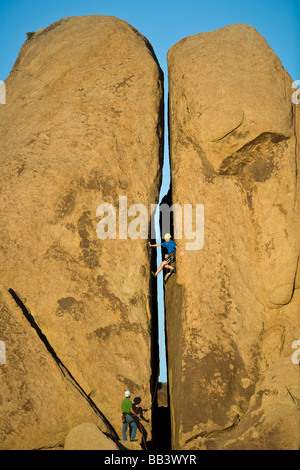 Team von Bergsteigern aufsteigen einen Split-Höhepunkt in Joshua Tree Nationalpark Kalifornien an einem sonnigen Nachmittag Stockfoto