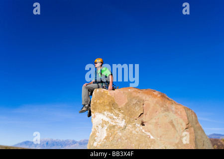 Bergsteiger auf dem Gipfel von einem Felsen-Turm in den Sierra Nevada Mountains Kalifornien an einem sonnigen Tag Stockfoto