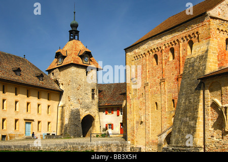 Clock Tower und Schiff der Collegiaet Kirche in romanischen Abtei von Romainmotier, Kanton Waadt, Schweiz Stockfoto