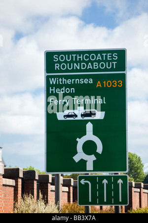 Eine grüne Straßenschilder mit Kreisverkehr Informationen und Lane Beratung England Großbritannien