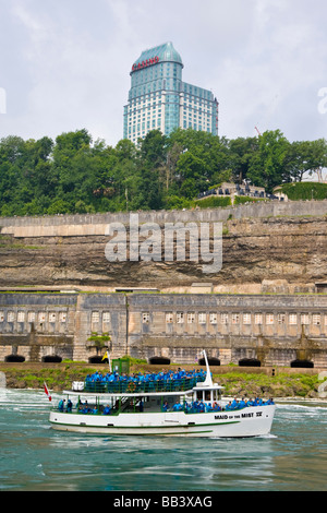 Kanada, Ontario, Niagara-Fälle. Mädchen der Nebel Ausflugsschiff am Niagara River verläuft Casino im Hintergrund. Stockfoto