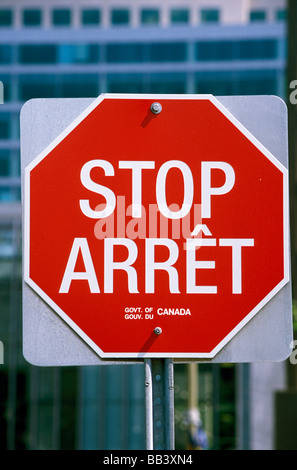 Nordamerika, Kanada, Ontario, Ottawa. Billinguale Stop-Schild Stockfoto