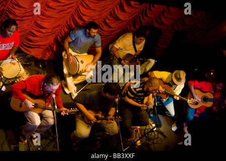 Moacyr Luz traditionelle Samba-Band im Rio Scenarium Club im Stadtteil Lapa, Rio De Janeiro, Brasilien. Stockfoto