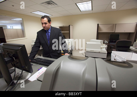 Detroit Michigan A Arbeiter betreibt eine Maschine, die Passkarten bei der Detroit-Pass-Agentur macht Stockfoto