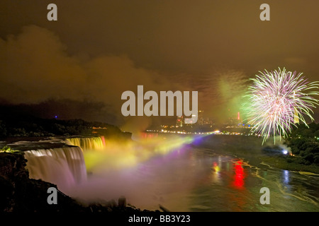 USA, New York, Niagara-Fälle. Nachtansicht von Feuerwerk über den Wasserfällen und den Niagara River. Stockfoto
