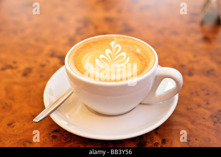 Kaffee-Kunst in einer täglichen Tasse Kaffee Stockfoto