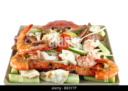 Meeresfrüchte-Salat auf einem Teller mit warmen und kalten Meeresfrüchte Garnelen Garnelen Fische Jakobsmuscheln Stockfoto