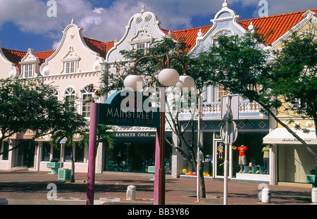 Blick auf bunten holländischen Stil Gebäude auf Hauptstraße Oranjestad Aruba Stockfoto