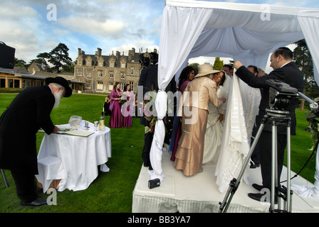 Braut küssen Schwiegermutter bei jüdischen Open air Hochzeit in Nord-London Stockfoto