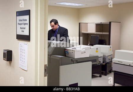 Detroit Michigan A Arbeiter betreibt eine Maschine, die Passkarten bei der Detroit-Pass-Agentur macht Stockfoto