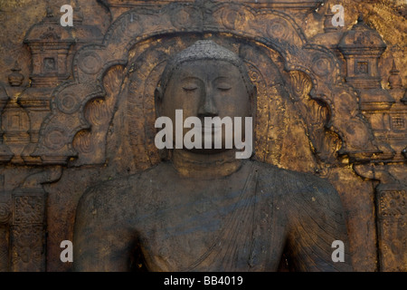Buddha-Statue im Inneren des Tempels Gangarama, Gangaramaya, in Colombo, Sri Lanka. Stockfoto