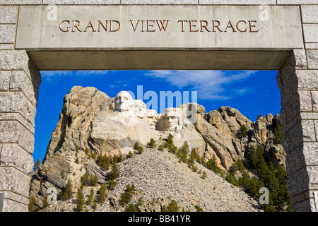 USA, South Dakota. Übersicht über Mount Rushmore National Memorial tagsüber umrahmt von großen Aussichtsterrasse. Stockfoto