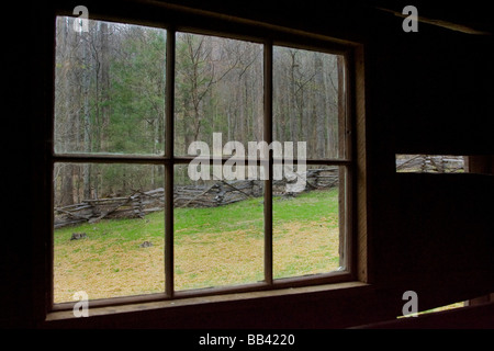 USA, Tennessee, Great Smoky Mountains Nationalpark. Blick auf Split Zaun durch Fenster auf Jim Ballen verlassene Hütte. Stockfoto