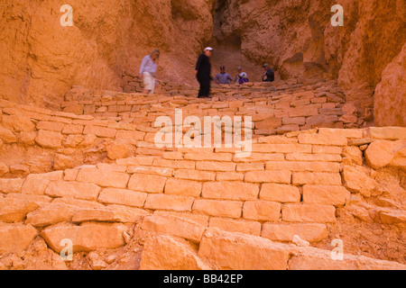 UT, Bryce-Canyon-Nationalpark, Wanderer auf dem Navajo Loop Trail, im reflektierten Licht absteigend Stockfoto