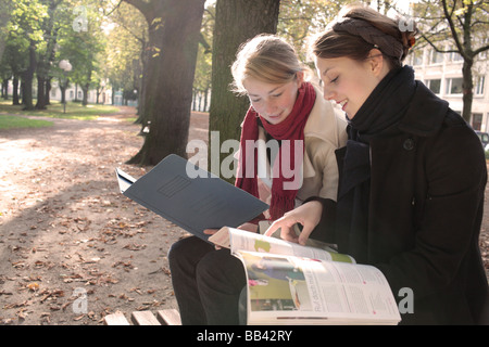 Junge Frauen auf einer Bank im park Stockfoto