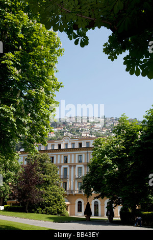 Villa d ' Este Luxus Hotel Blick aus dem Garten. Dorf von Cernobbio ist auf der Rückseite ersichtlich. Cernobbio, Comer See Stockfoto