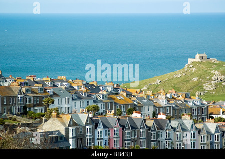 Reihenhäuser mit der Küste und blauen Meer im Hintergrund in St. Ives, Cornwall. Stockfoto