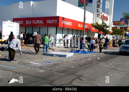 Kalifornien, Pasadena. 2009 Turnier der Rosen, Rose Parade. Nachwirkungen des Abfalls nach Parade. Stockfoto