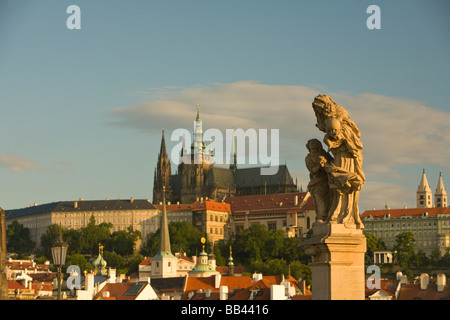 Blick von der Karlsbrücke entfernt, gegründet im Jahre 1357 zur Prager Burg, barocken Skulpturen aus dem 18. Jahrhundert Stockfoto