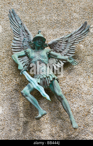 Meistens Glasfaser Skulptur des Erzengels St. Michael mit Schwert. Südseite der Turm in die Kirche St. Michael, High Street, Lewes. East Sussex. Großbritannien Stockfoto