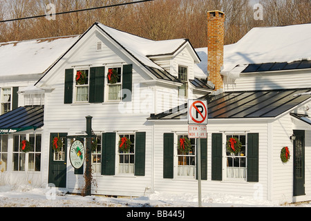 Nordamerika, USA, Vermont, Dorset. Der Schwalbenschwanz-Inn für Weihnachten dekoriert Stockfoto