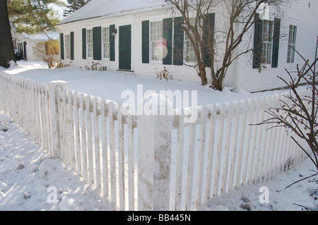 Nordamerika, USA, Vermont, Dorset. Ein Zaun und Haus im Schnee Stockfoto