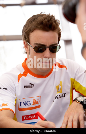 Fernando Alonso Renault treffen Fans beim Grand Prix von Bahrain 2009 Stockfoto