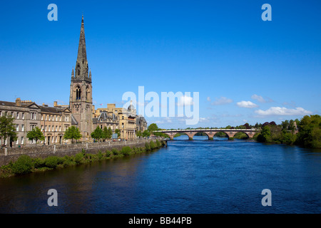 Tayside Skyline mit Riverside Blick auf St. Matthew's Church, den Fluss Tay Bridge und die Landschaft von Stadtzentrum von Perth, Perthshire, Schottland, Großbritannien Stockfoto