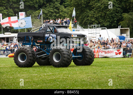 Monster trucks vernichtende alte Autos bei einer Farm Show, Gloucestershire, UK Stockfoto