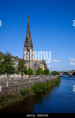 Tayside Skyline mit Riverside Blick auf St. Matthew's Church, den Fluss Tay Bridge und die Innenstadt von Perth, Perthshire, Schottland, Großbritannien Stockfoto