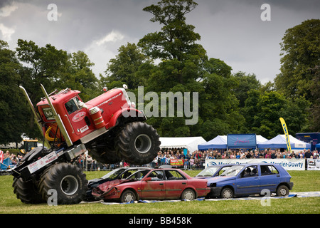 Monster trucks vernichtende alte Autos bei einer Farm Show, Gloucestershire, UK Stockfoto