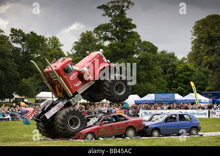 Monster trucks vernichtende alte Autos bei einer Farm Show, Gloucestershire, UK Stockfoto