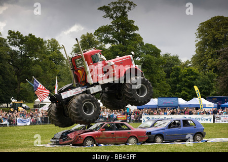 Monster trucks vernichtende alte Autos bei einer Farm Show, Gloucestershire, UK Stockfoto
