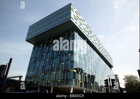 Weitwinkel Schuss des Bürogebäudes Pelastra Stockfoto