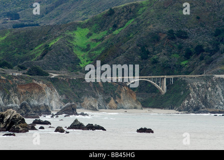 Eine Brücke entlang der Küste in der Nähe von Bixby Creek an der Küste von Zentral-Kalifornien. Stockfoto