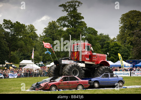 Monster trucks vernichtende alte Autos bei einer Farm Show, Gloucestershire, UK Stockfoto