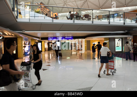 Reisende sind in der Abflughalle am Hong Kong International Airport gesehen. Stockfoto