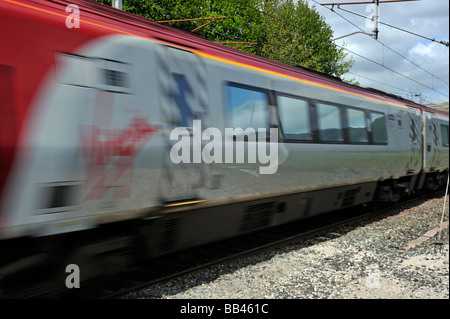 British Rail Class 390 "Pendolino", elektrische Triebzug mit Geschwindigkeit. West Coast Main Line, Lambrigg, Cumbria, England, U.K Stockfoto