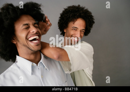 Zwei afroamerikanische Brüder spielen miteinander. Stockfoto