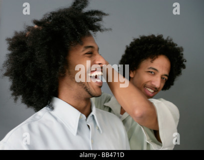 Zwei afroamerikanische Brüder spielen miteinander. Stockfoto