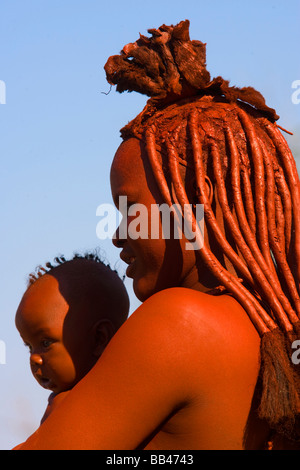 Himba Frau und seinem kleinen Baby. Dies ist einer der berühmtesten Namibia´s Stämme aus der nördlichen Region, Namibia. Stockfoto