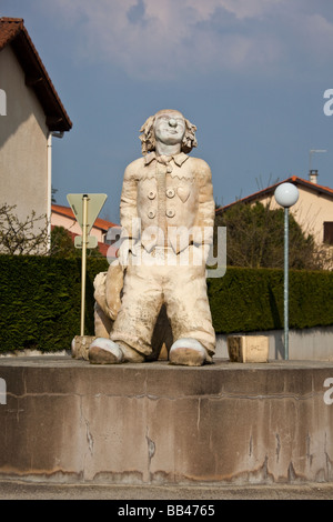 Statue von zwei Männern am Kreisverkehr an der Kreuzung der Rue du Geyser und Rue Pierre de Coubertin in Montrond Les Bains in der Nähe von Sain Stockfoto