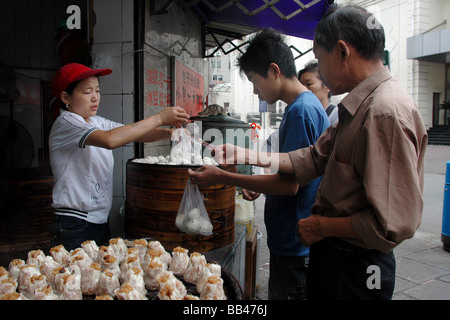 Imbissstände in Shanghai, China. Stockfoto