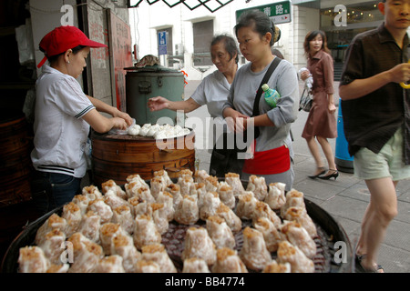 Imbissstände in Shanghai, China. Stockfoto