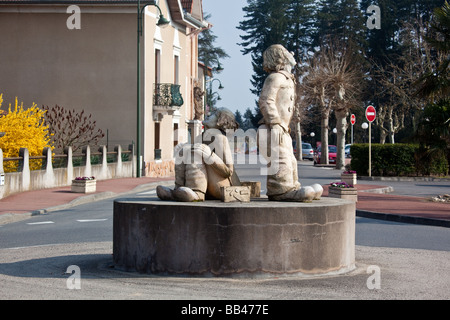 Statue von zwei Männern am Kreisverkehr an der Kreuzung der Rue du Geyser und Rue Pierre de Coubertin in Montrond Les Bains in der Nähe von Saint Stockfoto