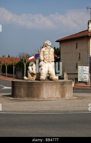 Statue von zwei Männern am Kreisverkehr an der Kreuzung der Rue du Geyser und Rue Pierre de Coubertin in Montrond Les Bains in der Nähe von Saint Stockfoto