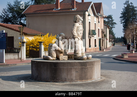 Statue von zwei Männern am Kreisverkehr an der Kreuzung der Rue du Geyser und Rue Pierre de Coubertin in Montrond Les Bains in der Nähe von Saint Stockfoto