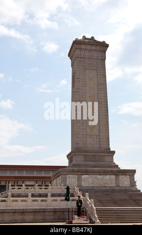 Das Denkmal für die Helden des Volkes sieht man im Platz des himmlischen Friedens in Peking, China Stockfoto